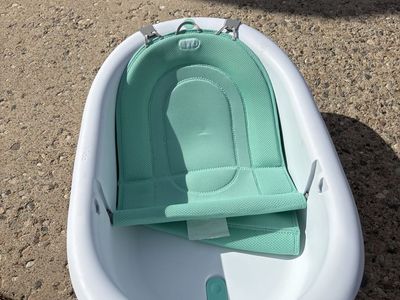 Frida Baby 4-in-1 Grow-with-Me Bathtub with Integrated Scale & Water Thermometer