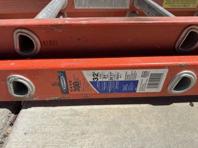Werner 32’ A1 300# rated extension ladder