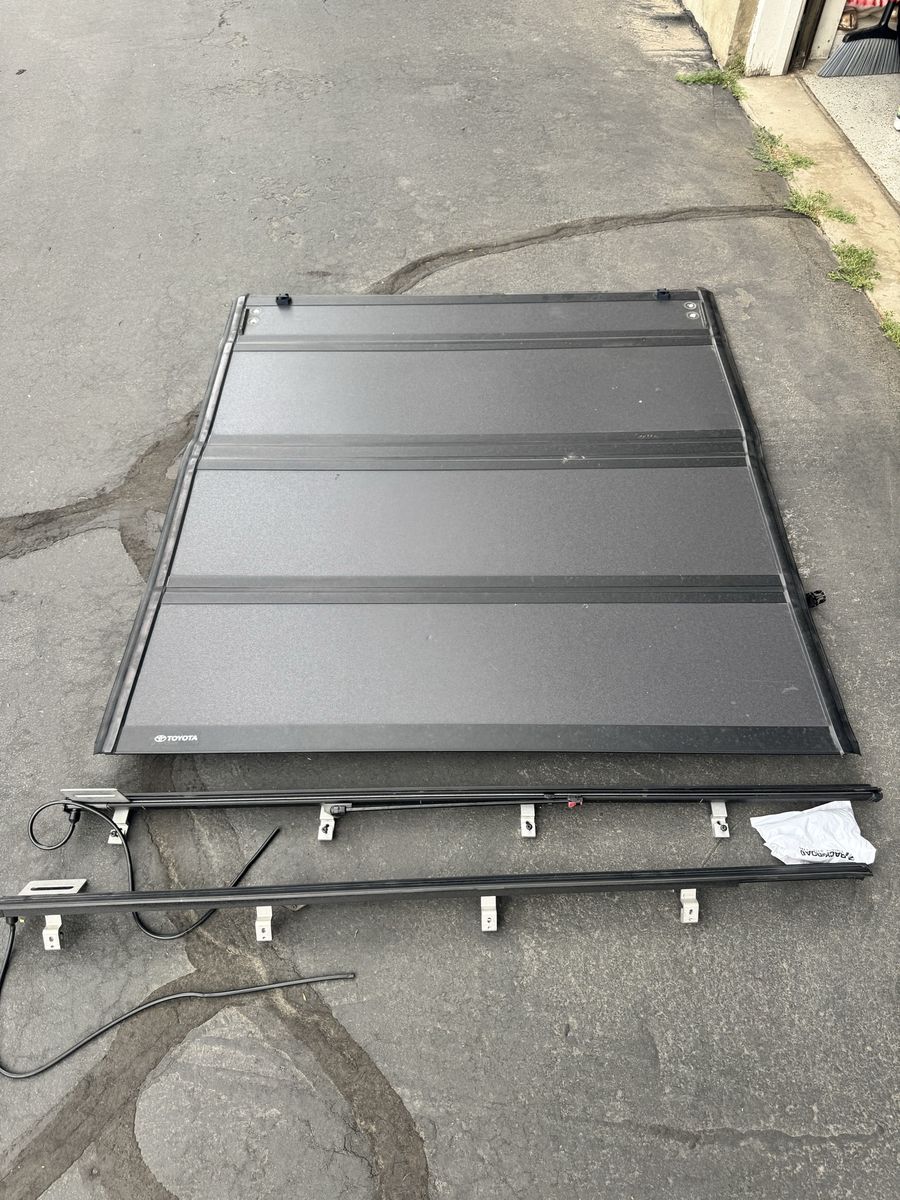 Toyota Tacoma 2024 Tonneau Cover Bakflip
