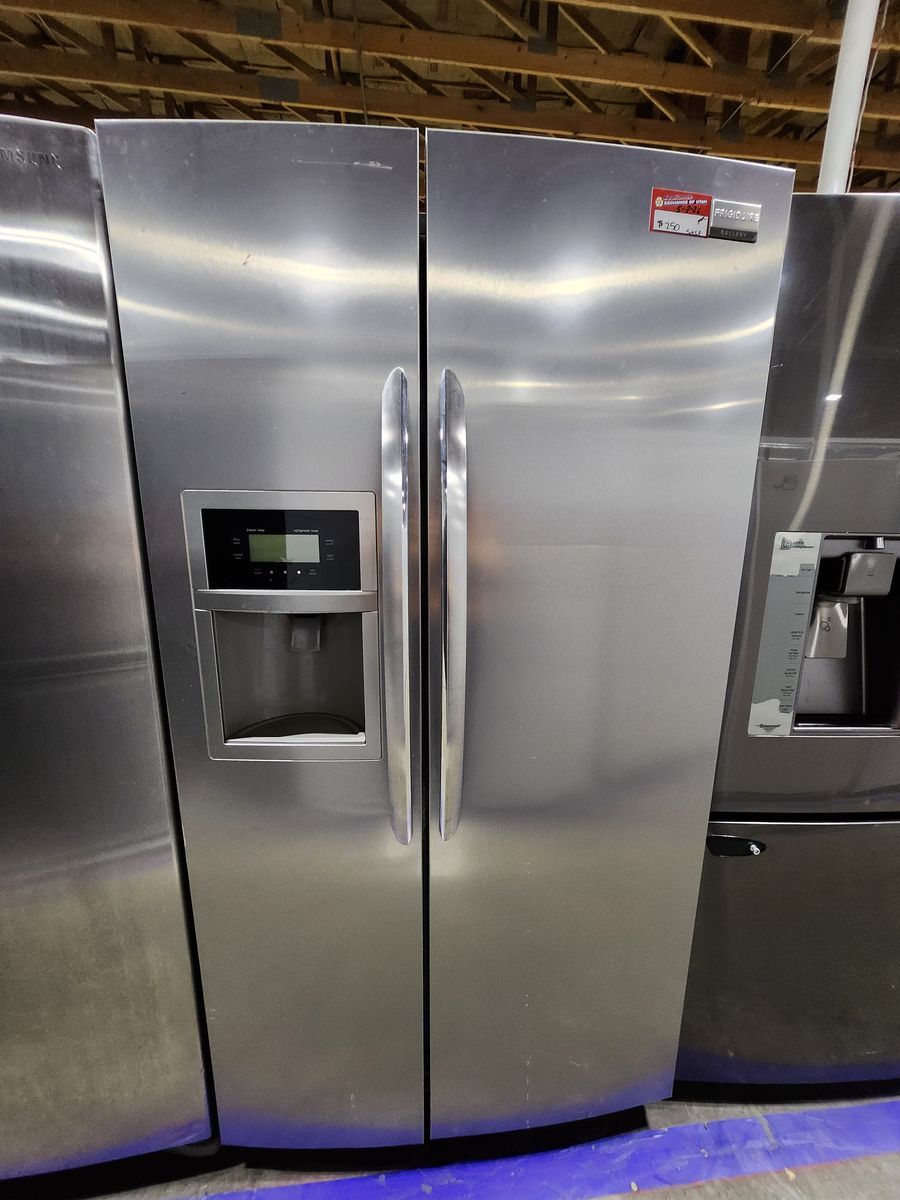 NICE FRIGIDAIRE STAINLESS STEEL SIDE BY SIDE FRIDGE! W-WARRANTY
