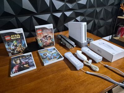 Nintendo Wii Console White, Controllers, Accessories & 4 Great Games! Tested, Works. Excellent Conditions!