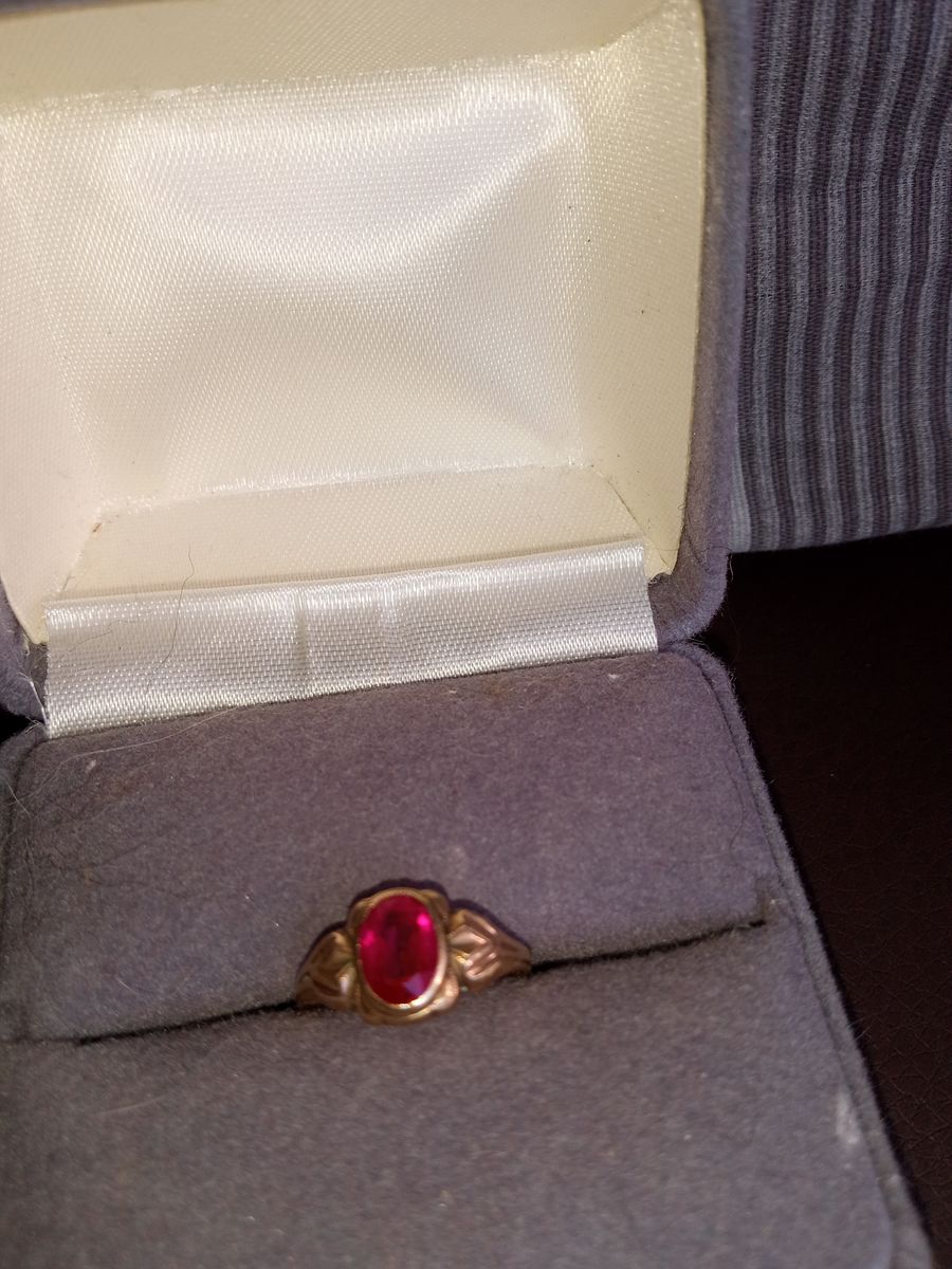 Vintage 10K Gold Red Ruby Solitaire Ring with Floral Leaf Accents - Size Unknown