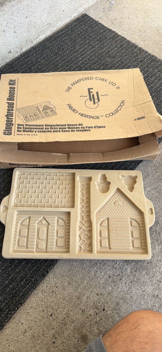 Pampered Chef Stoneware Gingerbread House Kit #1800 - Family Heritage Collection Baking Pan