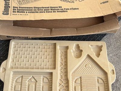 Pampered Chef Stoneware Gingerbread House Kit #1800 - Family Heritage Collection Baking Pan