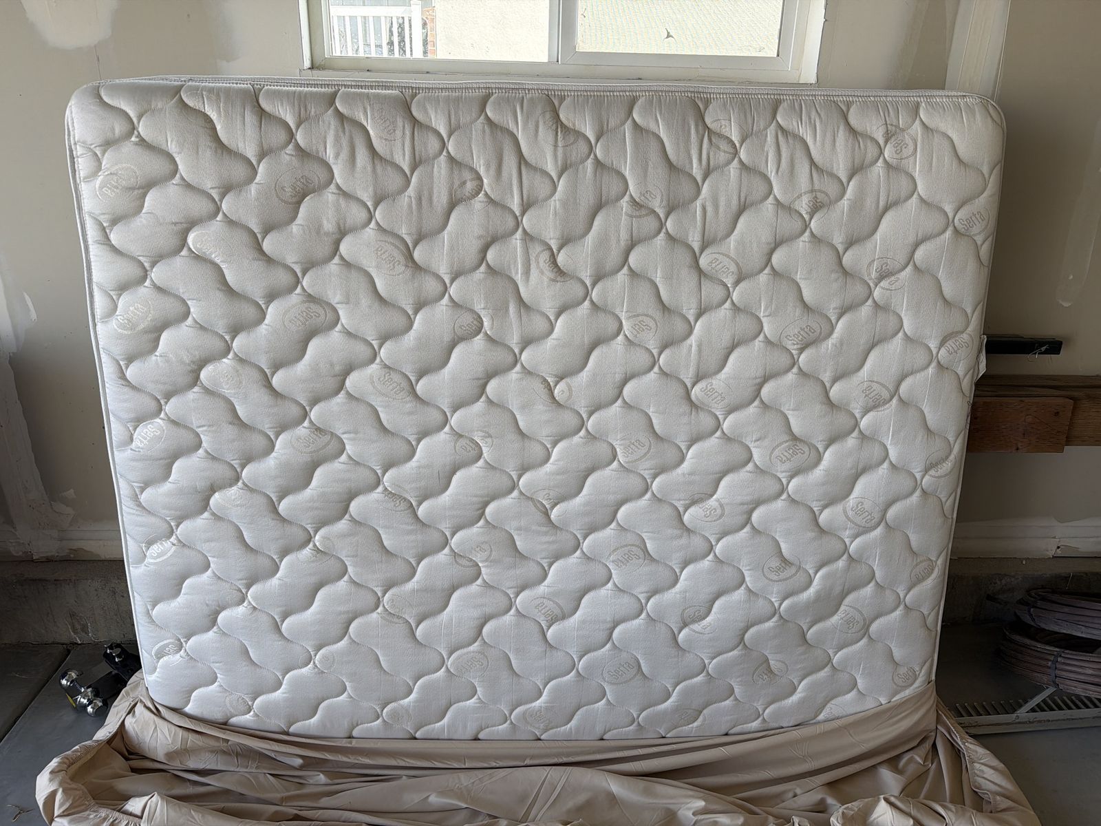 Serta RV Queen Mattress 72"x60"x8" - Like New