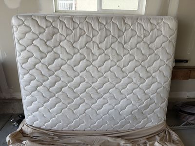 Serta RV Queen Mattress 72"x60"x8" - Like New