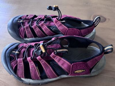 Women’s size 8.5 Keen Shoes