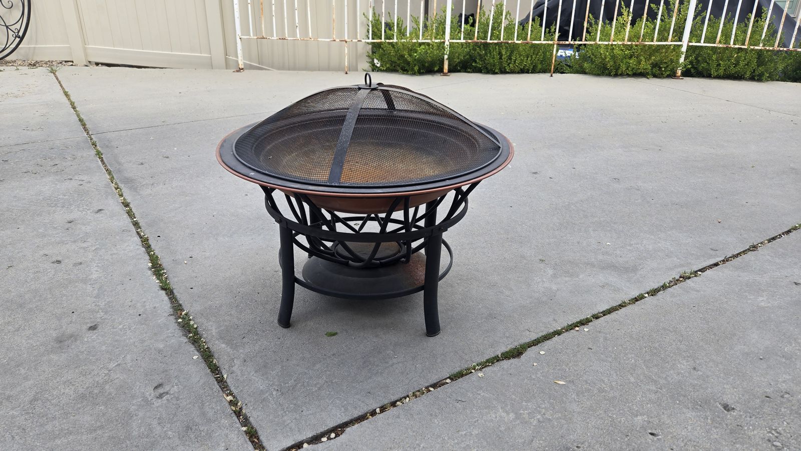 Outdoor Fire Pit - Steel Bowl with Spark Screen