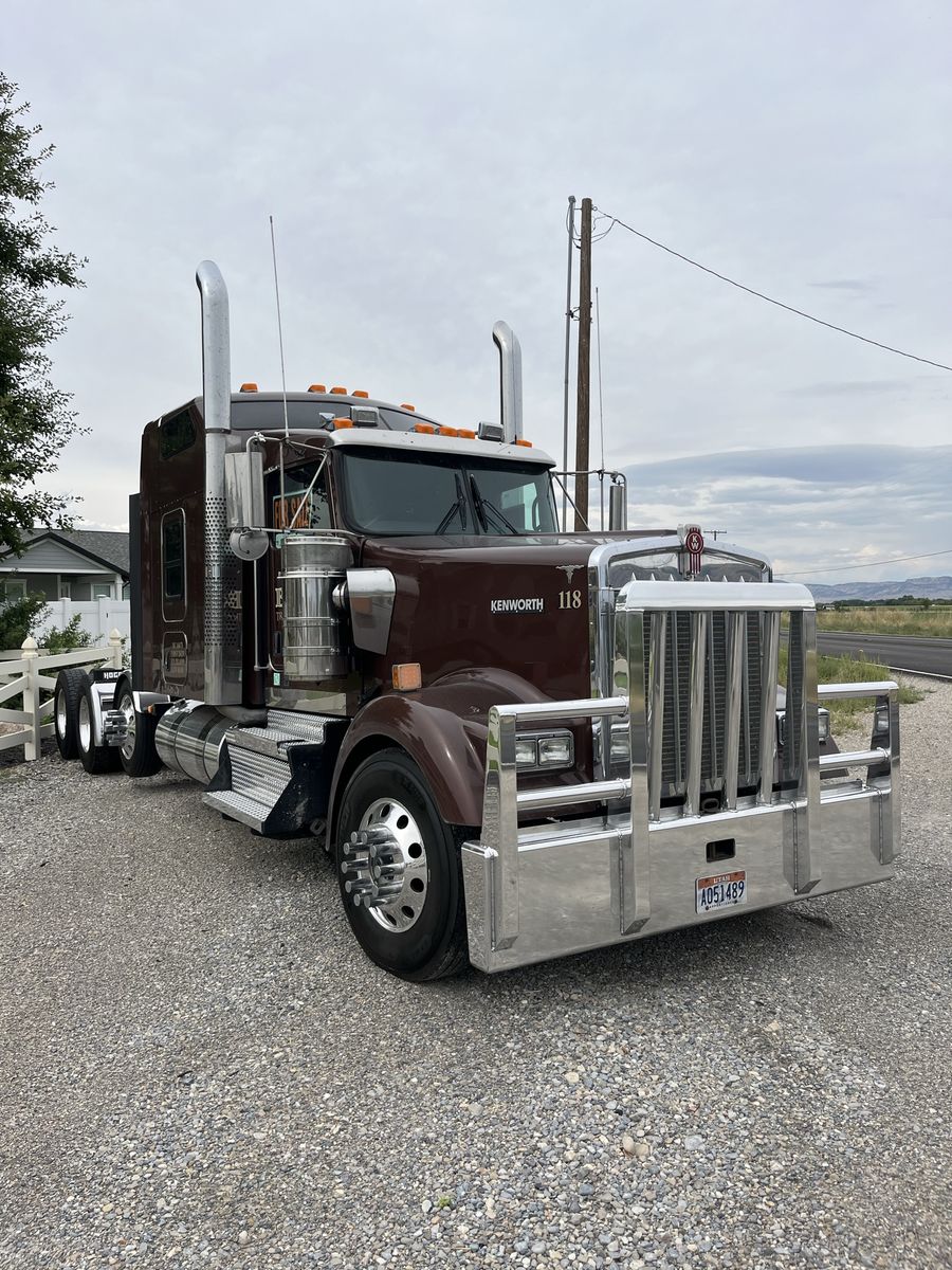2023 Kenworth W900