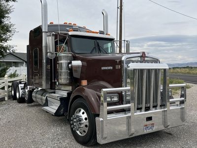 2023 Kenworth W900