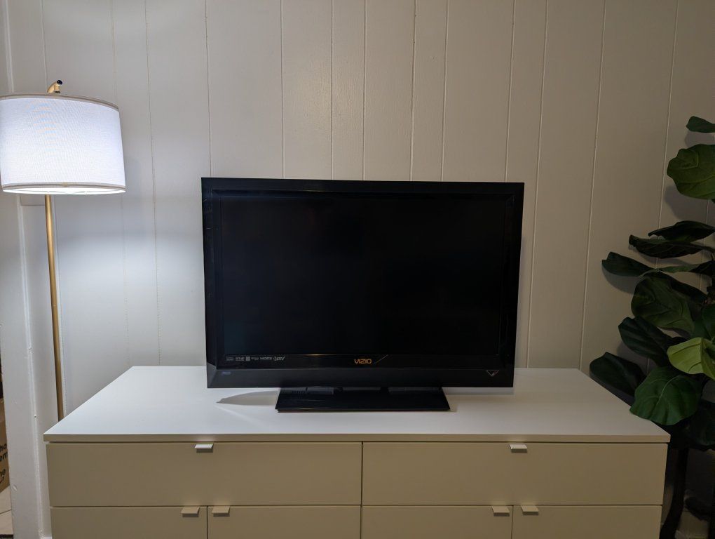 Vizio E321VL 32 inch HD LCD Television with Stand