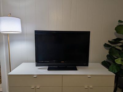 Vizio E321VL 32 inch HD LCD Television with Stand