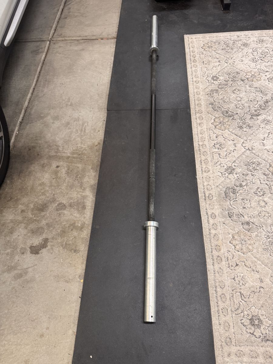 Rogué Fitness Olympic beater barbell