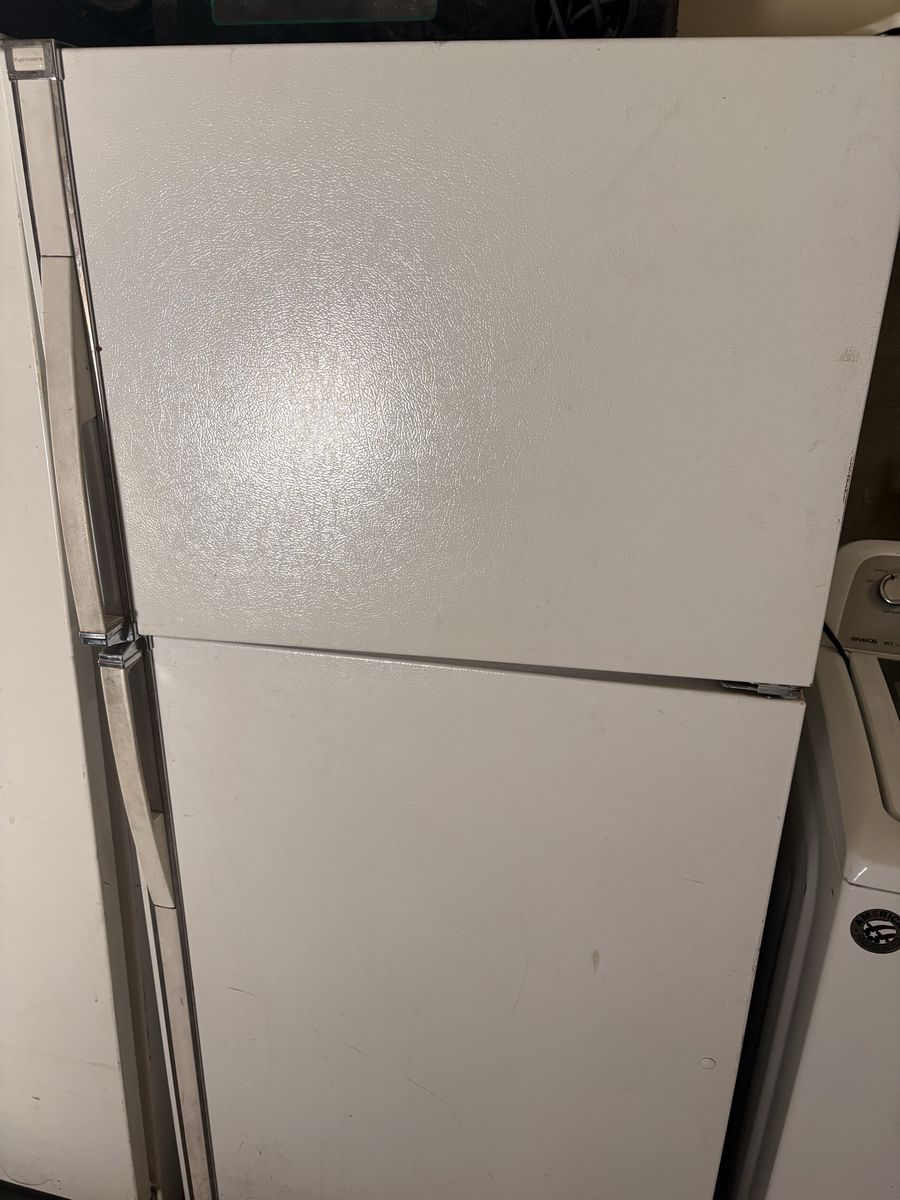 Kenmore Refrigerator (Top Freezer) – Works Good