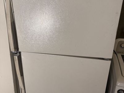 Kenmore Refrigerator (Top Freezer) – Works Good