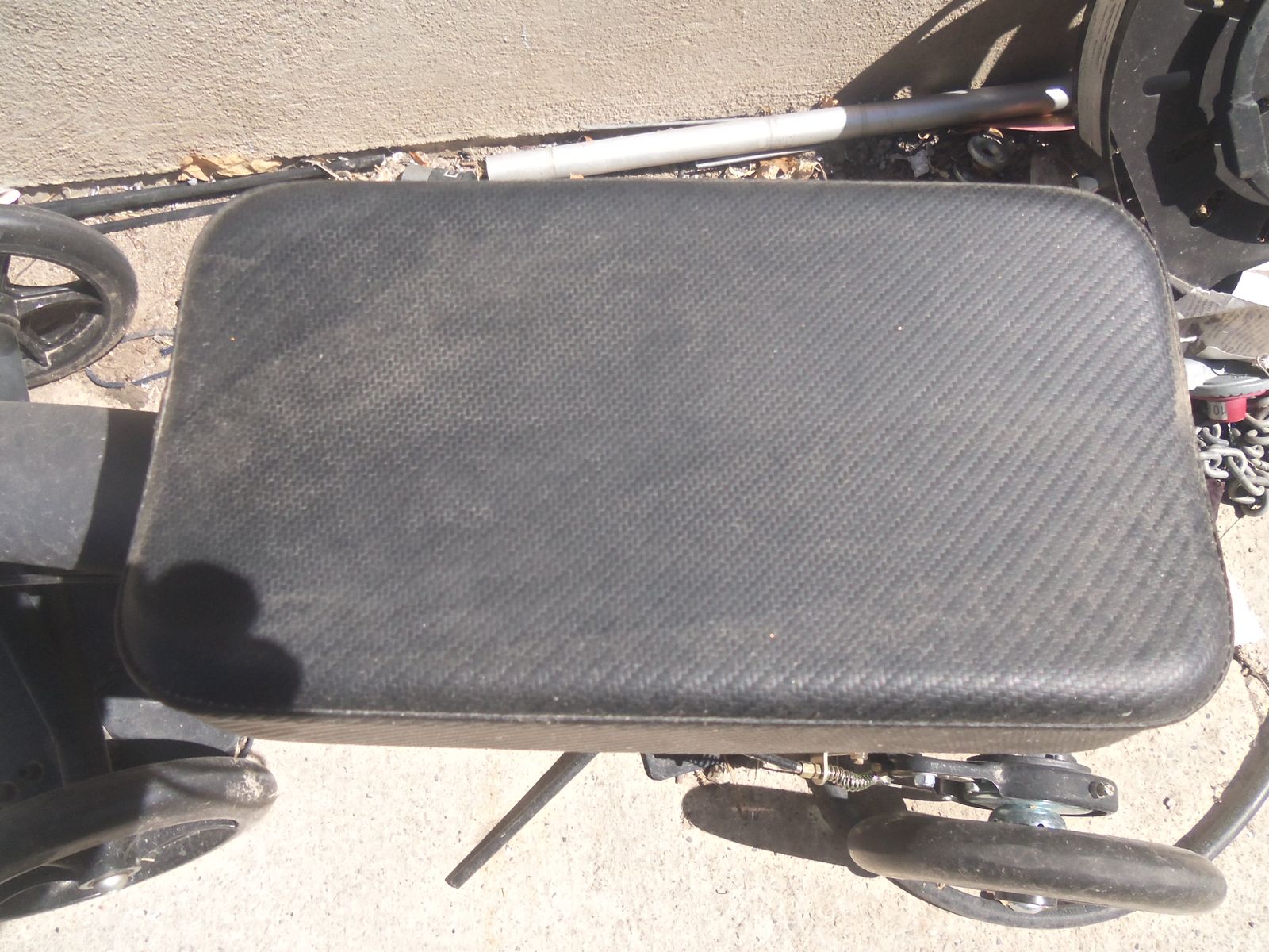 KNEE SCOOTER
