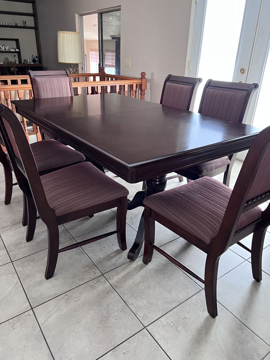 Wood Dining Set in Excellent Condition!