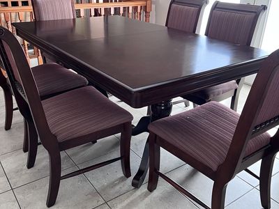 Wood Dining Set in Excellent Condition!