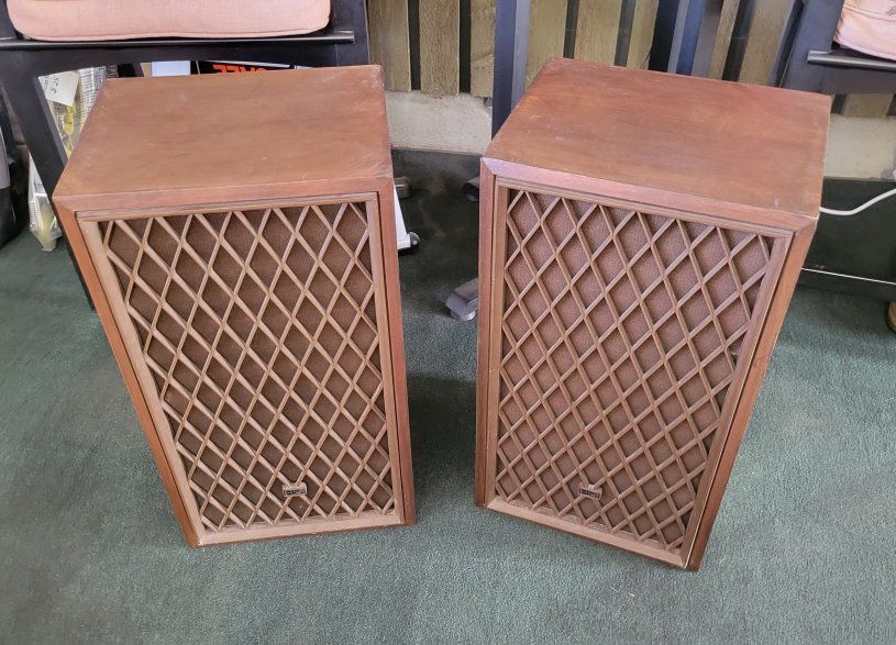Vintage Radio Shack Nova-8B Speakers 8 Ohms Walnut Lattice Grills