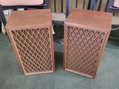 Vintage Radio Shack Nova-8B Speakers 8 Ohms Walnut Lattice Grills
