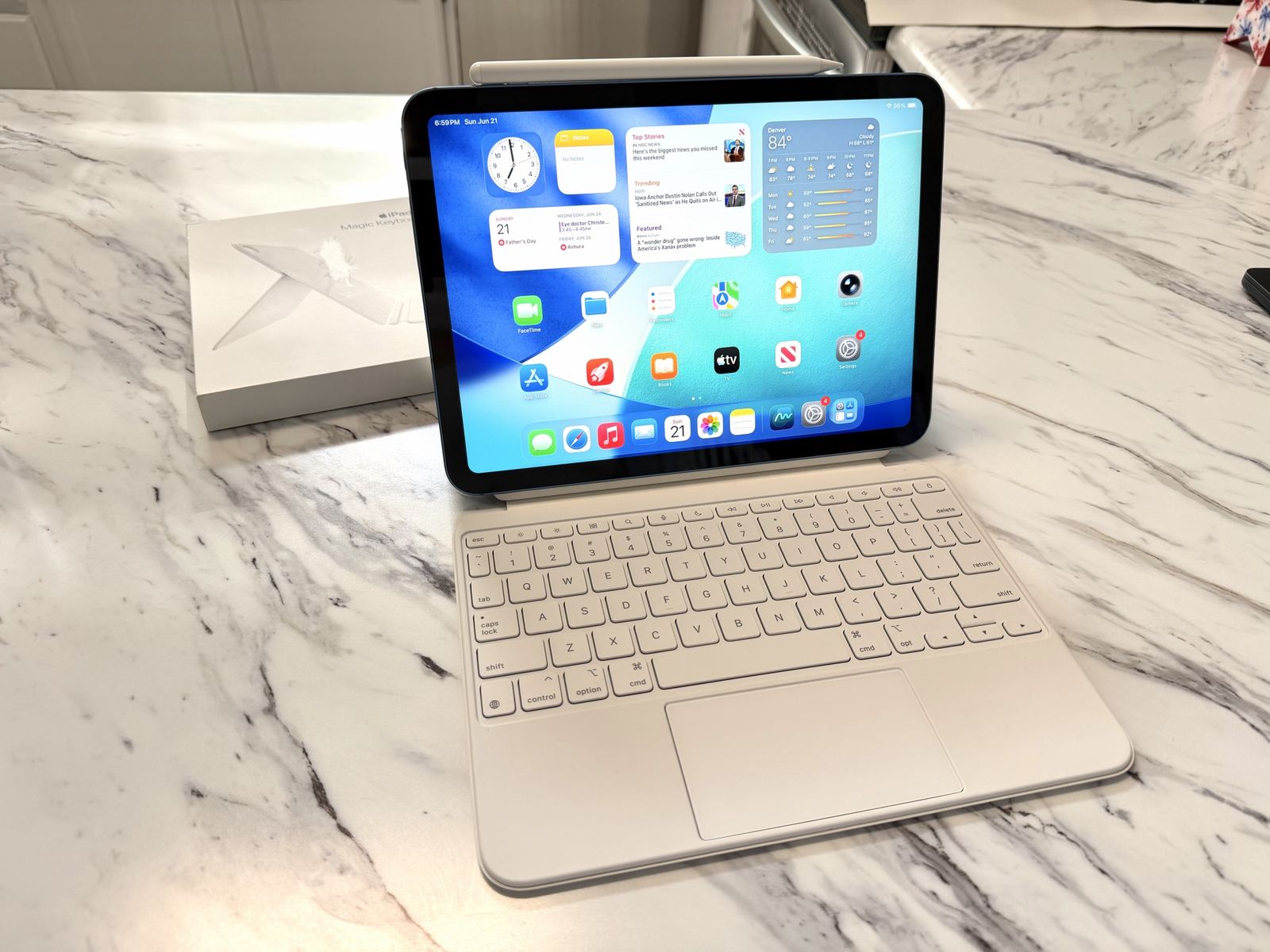iPad A16 Cellular + Magic Keyboard