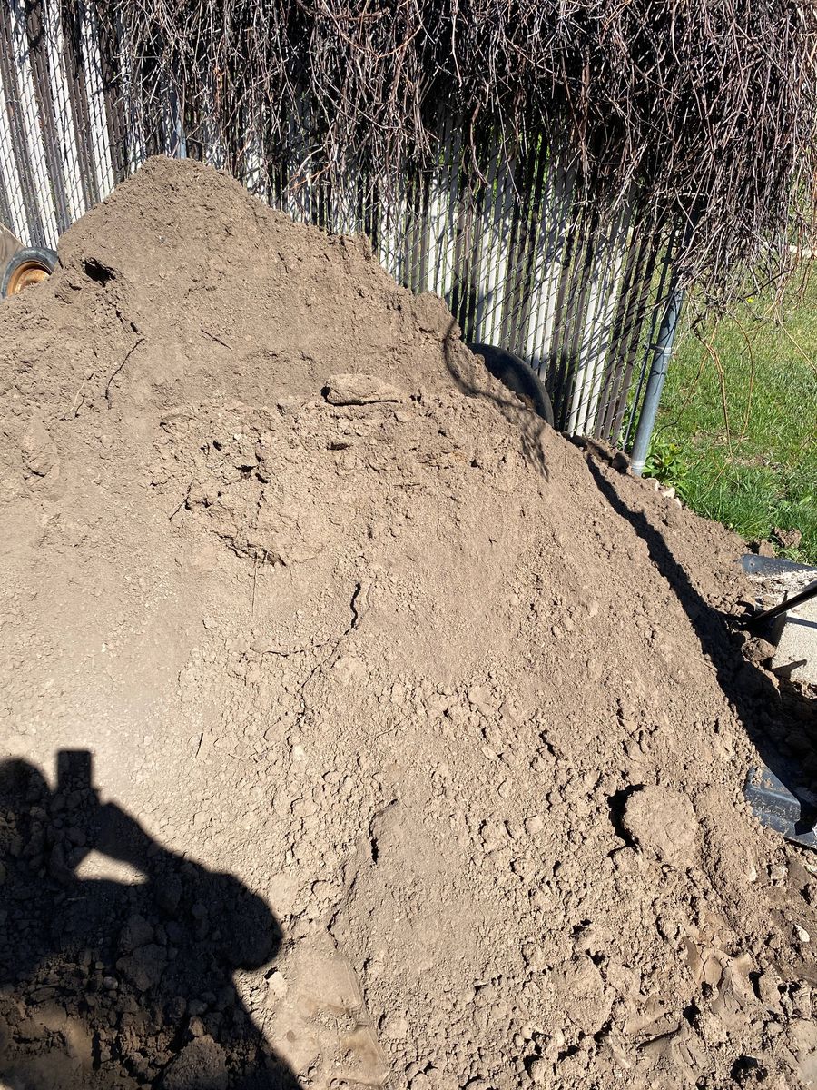 Dirt-topsoil $20 for pickup bed full