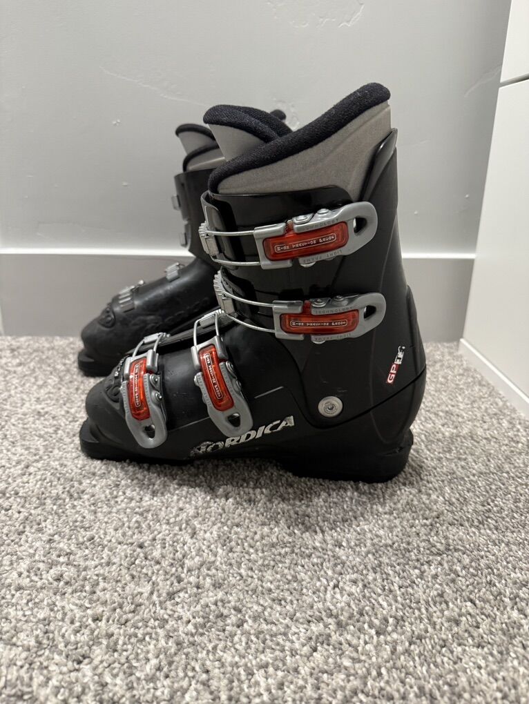 Nordica Ski Boots – Women’s/Kids – Size 24.0–24.5