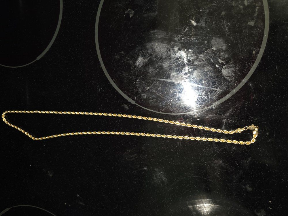 14 k 18 inch gold  rope necklace
. very shinny and