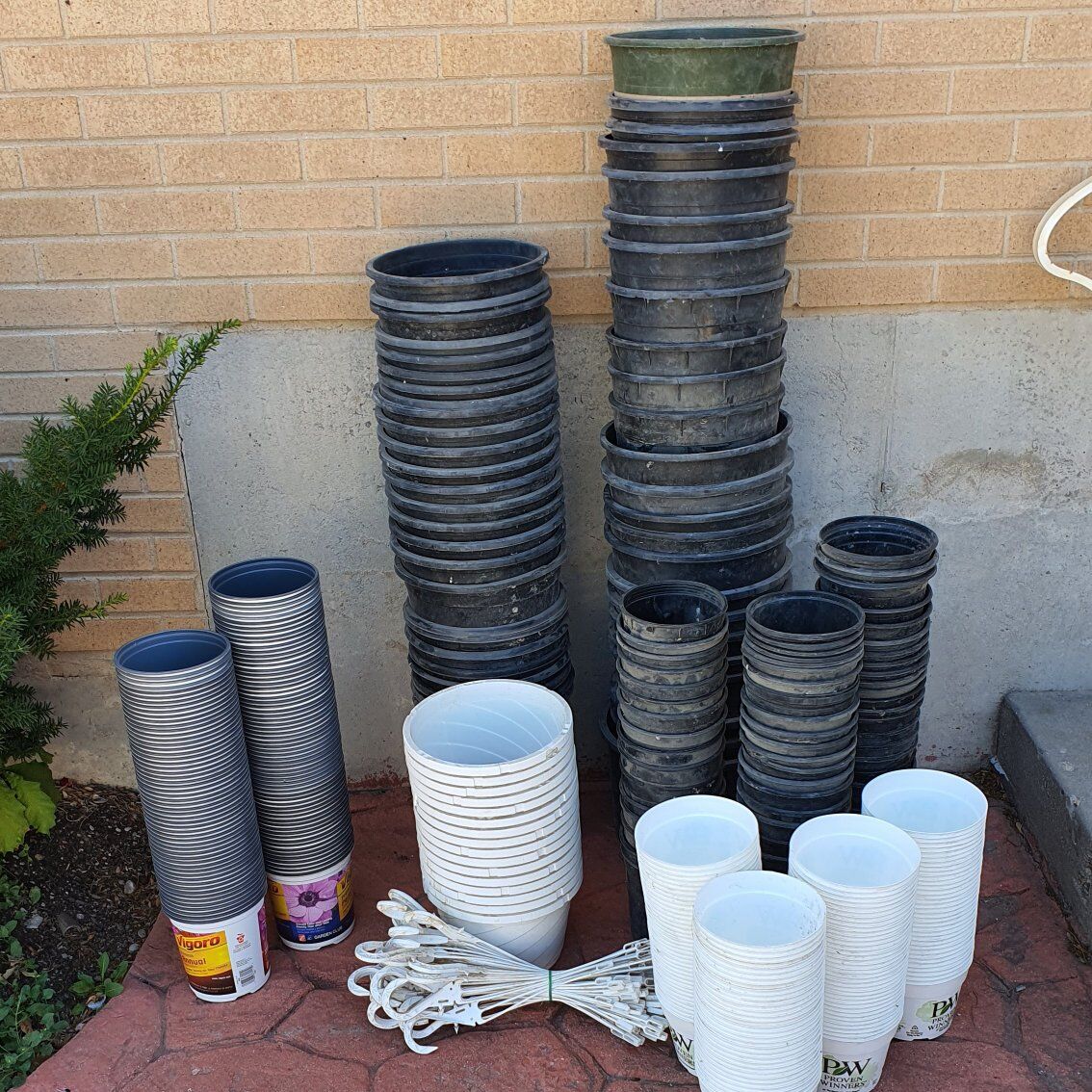 New & Used Landscape pots.  $0.25 - $3.00 each