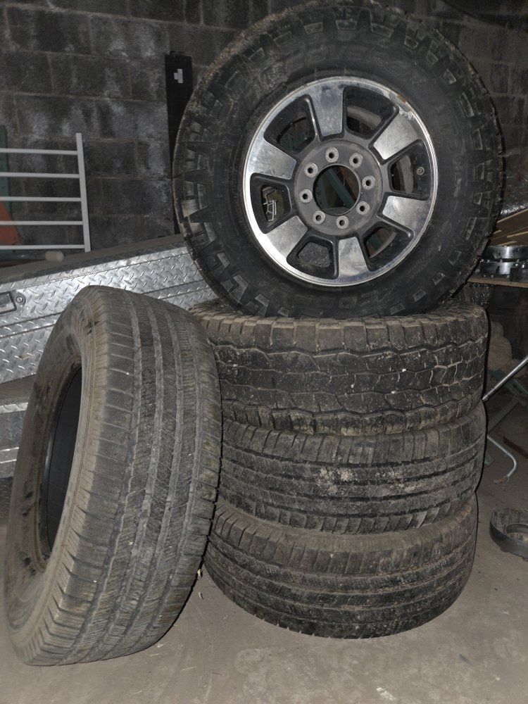 295/70R18 Tires w/ 18" Rims
