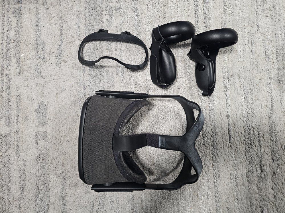 oculus quest w/ case
