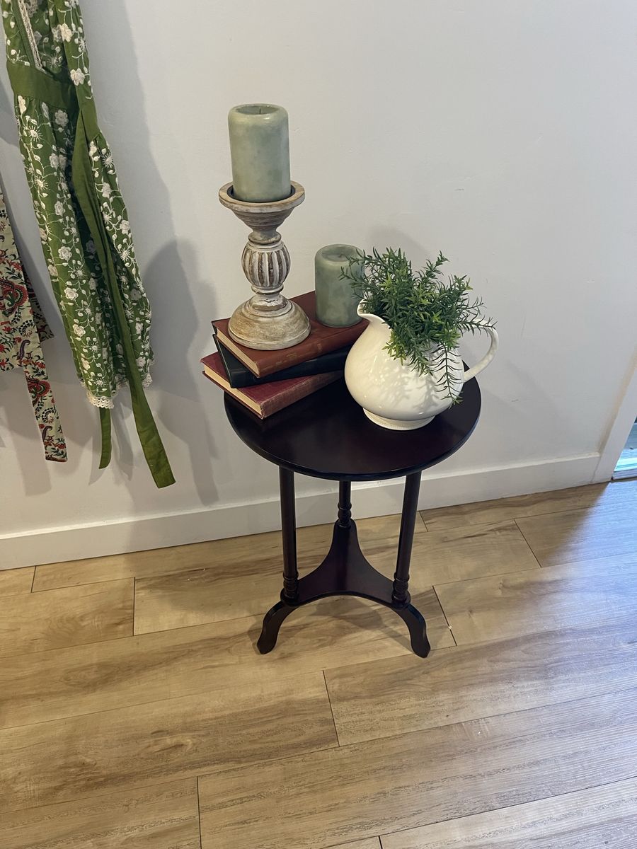 Vintage Dark Wood Round Accent Table - Elegant Pedestal Side Table