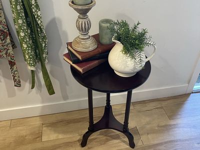 Vintage Dark Wood Round Accent Table - Elegant Pedestal Side Table
