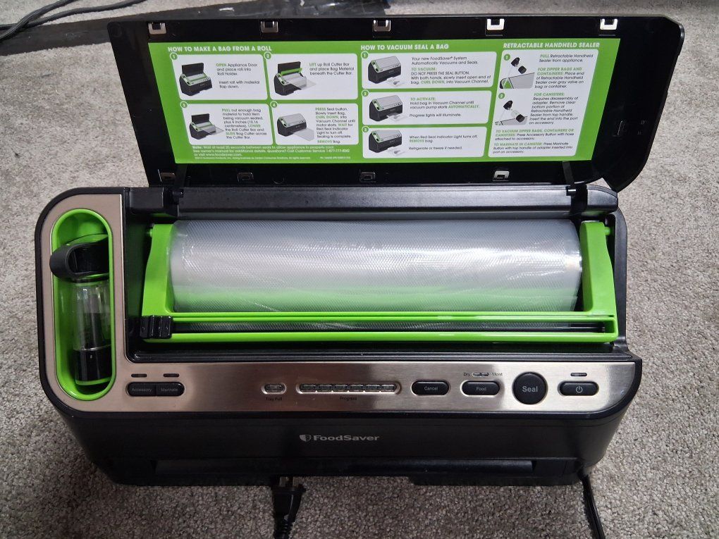 FoodSaver Model V4400-2n1 Vacuum Bag Sealer Lije New!