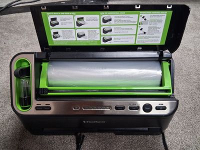 FoodSaver Model V4400-2n1 Vacuum Bag Sealer Lije New!