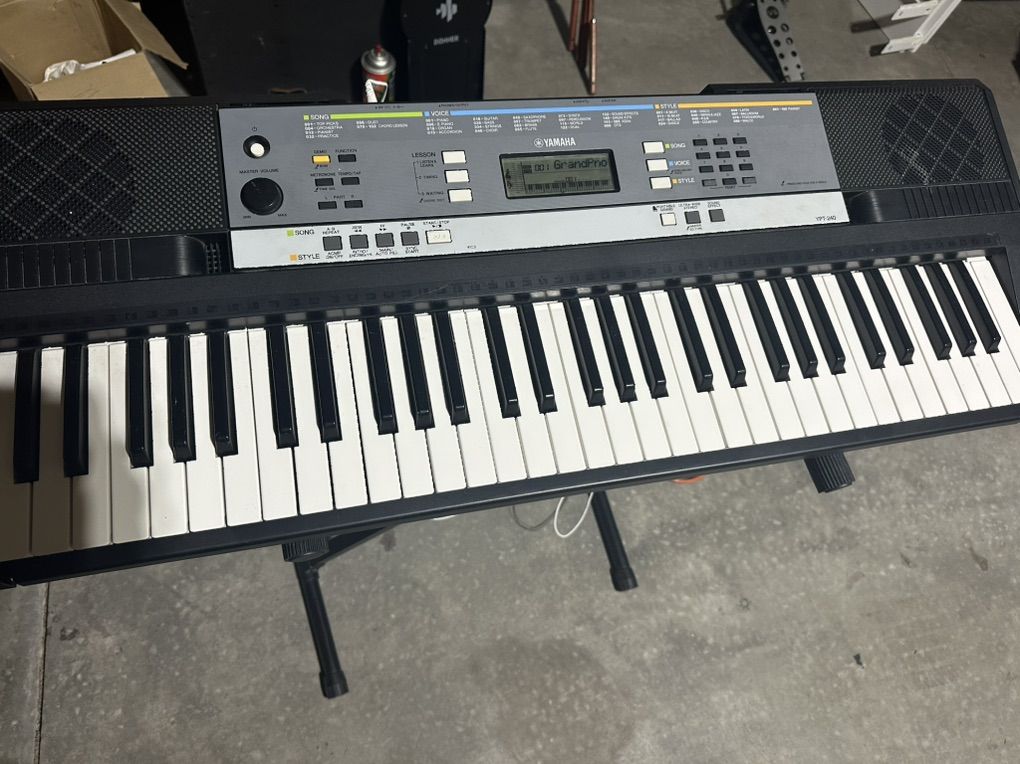 Yamaha YPT-240 keyboard With Stand