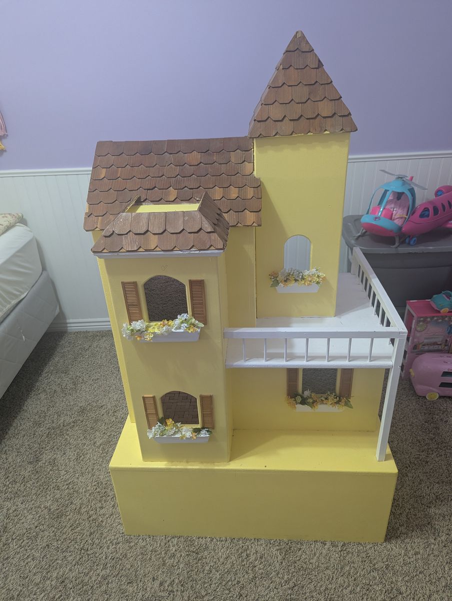 Dollhouse and accessories