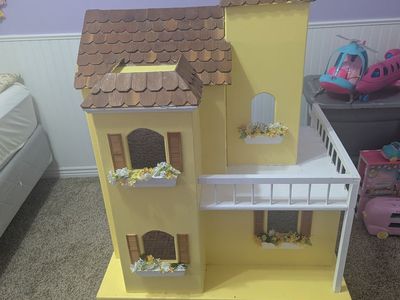 Dollhouse and accessories