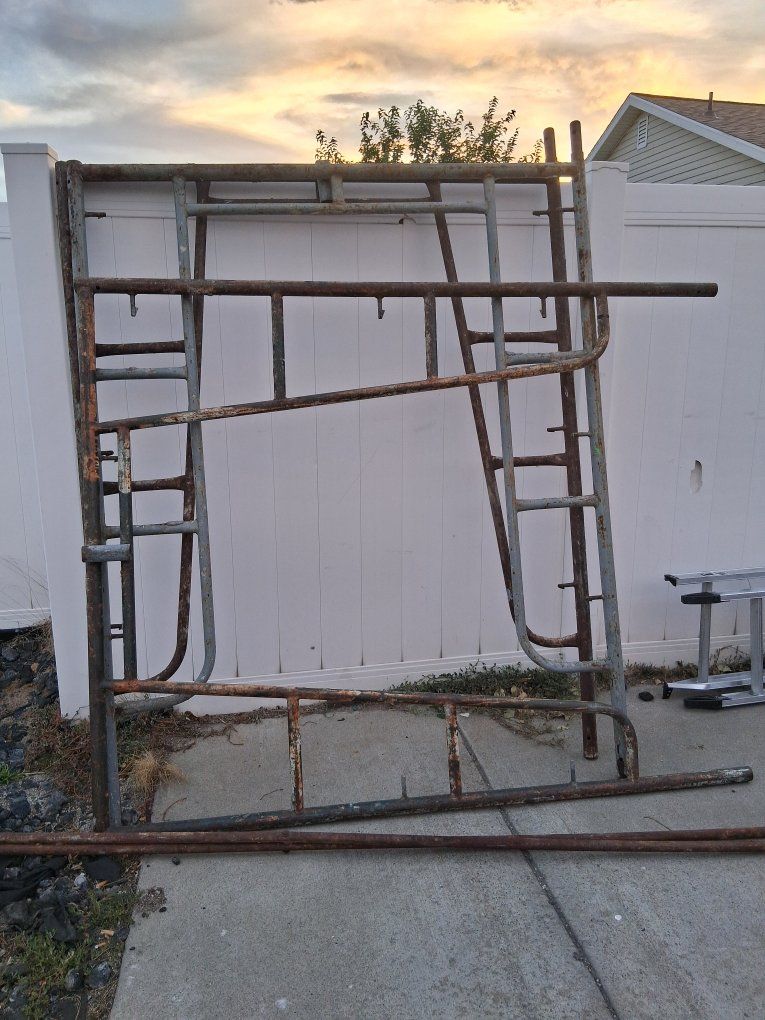 Used Industrial Scaffolding Frame - Metal Construction Scaffolding