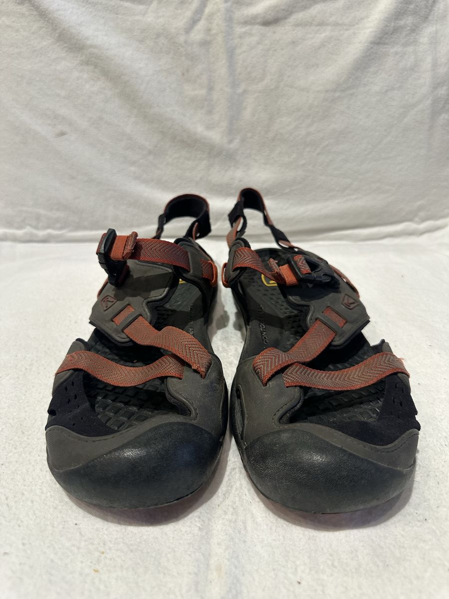 Keen men’s size 10 charcoal gray with red trim sandals