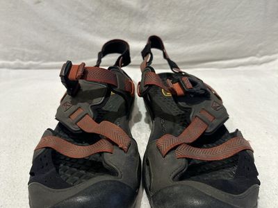 Keen men’s size 10 charcoal gray with red trim sandals