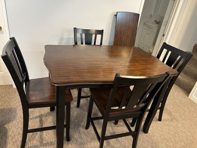 Beautiful Dining Room Table ($250 OBO)