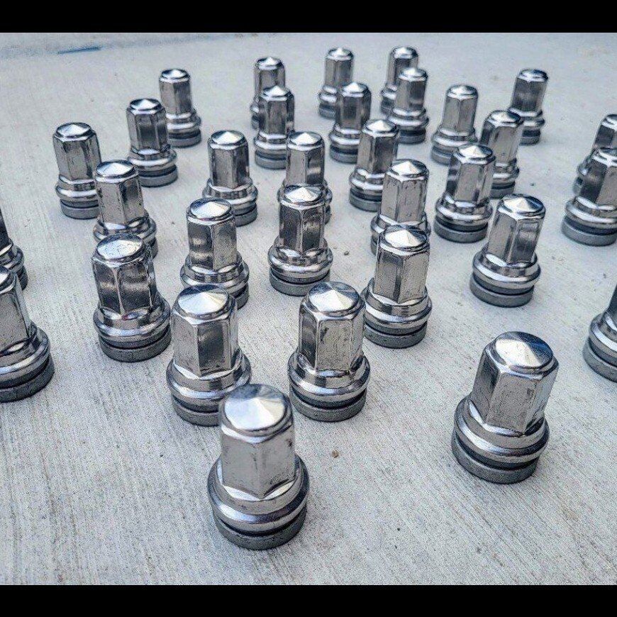 New Ford Super Duty F-350 F-250 lug nuts set f350