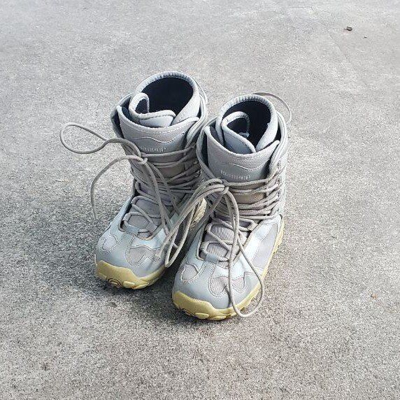 Kids Hemper Mondo 23 Size 4 Snowboard Boots Burton