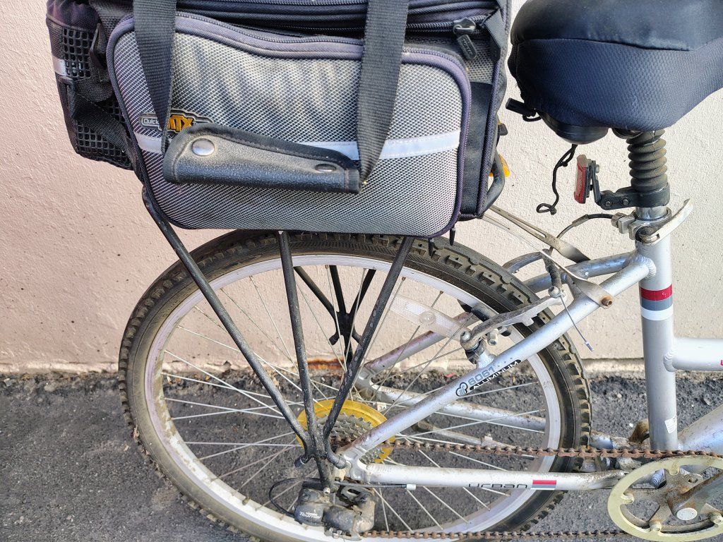 Iron Horse Urban Hybrid Bike – Seat Cushion, Rear Rack & Pannier Bag Included
