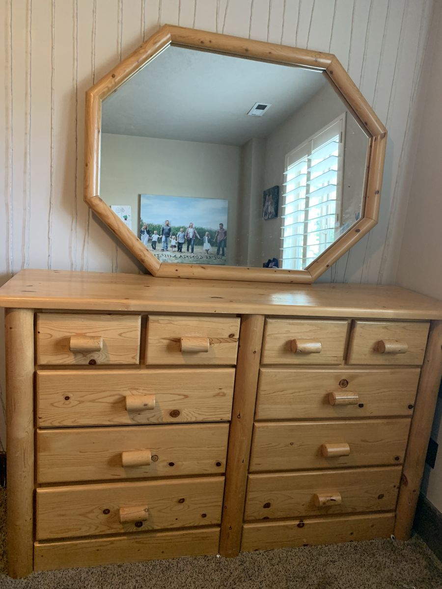Rustic Solid Wood 8-Drawer Dresser with Octagon Mirror