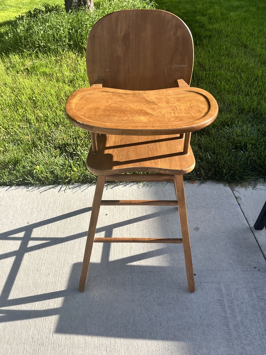 Vintage Wooden High Chair with Removable Tray - Classic Wood Finish