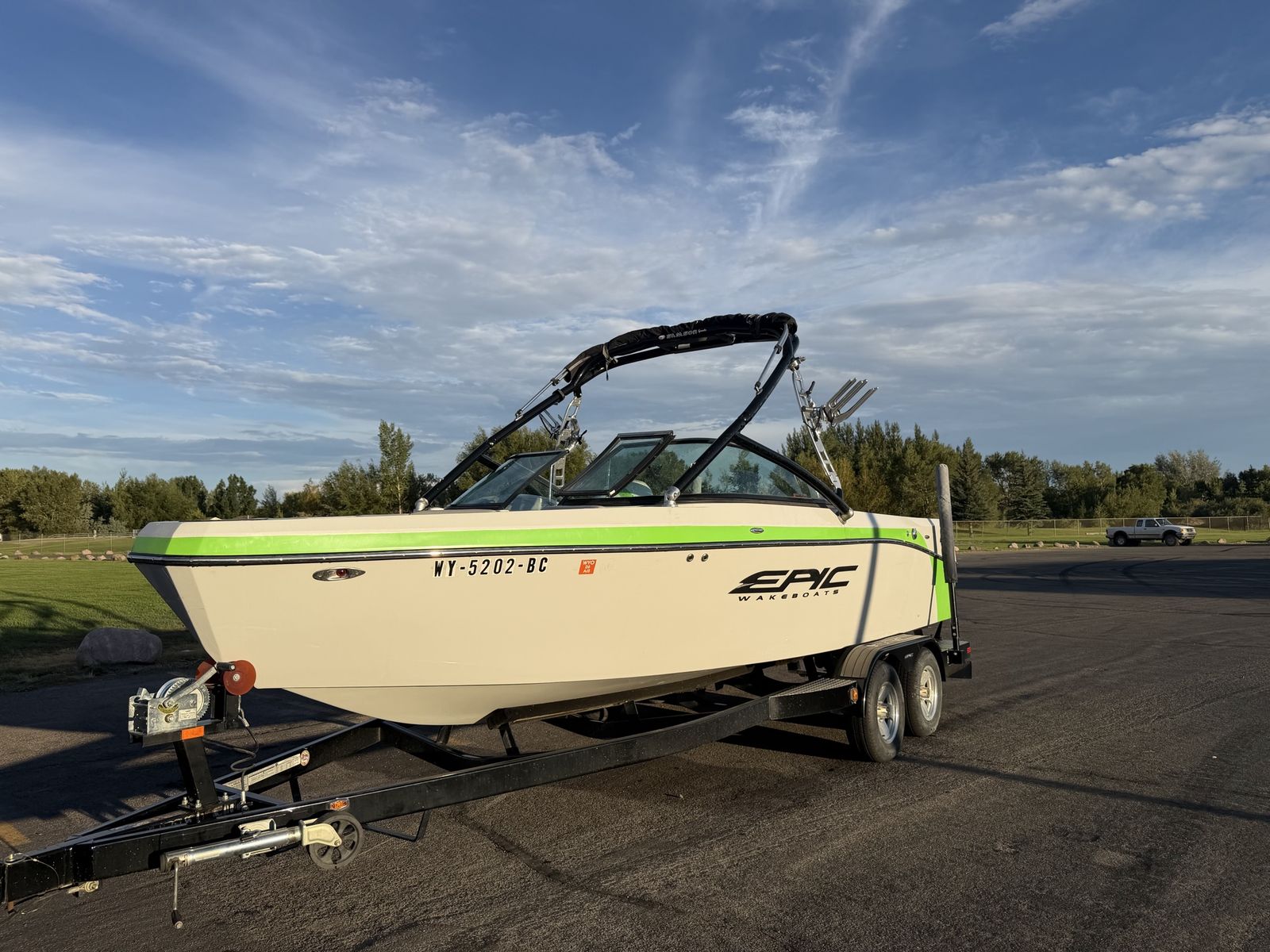 2016 Epic 21V Wakeboat - 21 ft. Surf Boat w/ 3,600 lbs Ballast & Premium Sound