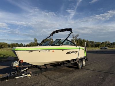2016 Epic 21V Wakeboat - 21 ft. Surf Boat w/ 3,600 lbs Ballast & Premium Sound