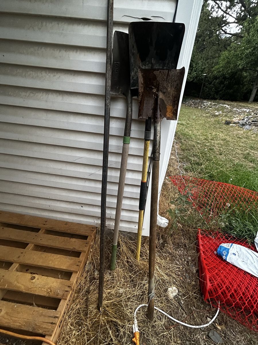 Assorted Yard Tools - Shovels and Pry Bar Bundle 